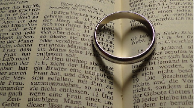 svatba- prstýnek, Bible, zdroj: www.pixabay.com, Licence: CC0 Public Domain / FAQ